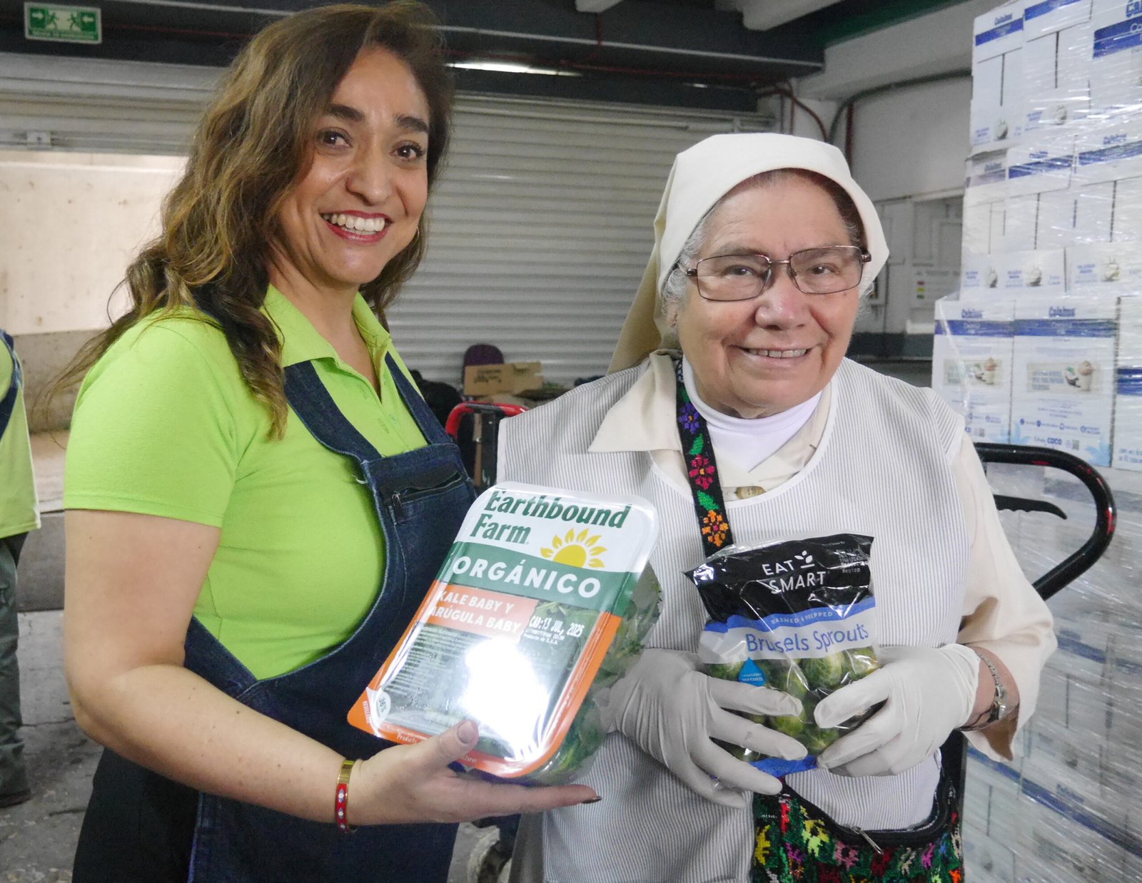 Personal entregando alimento a una persona vulnerable