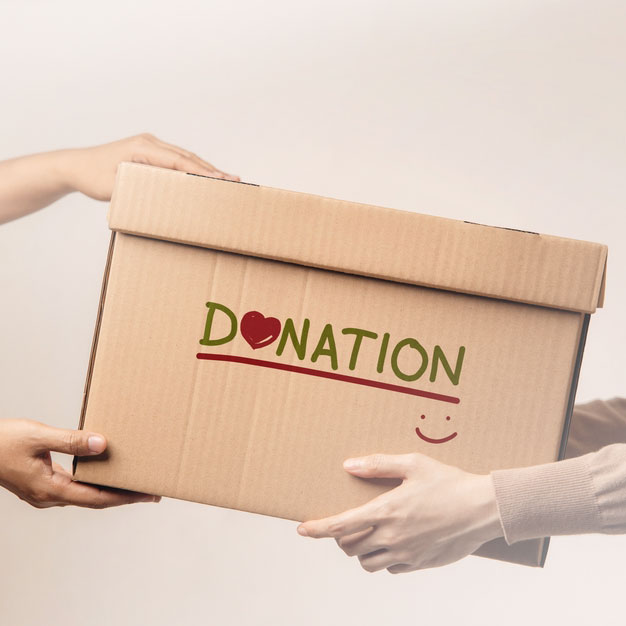Mujer dando una caja  de donación a hombre